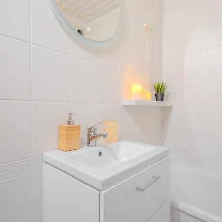 Rezydencja Filmowa- Wygodny Apartament 10 Min Od Lotniska I Centrum Apartman *