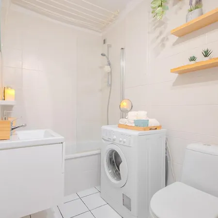 Apartman Rezydencja Filmowa- Wygodny Apartament 10 Min Od Lotniska I Centrum